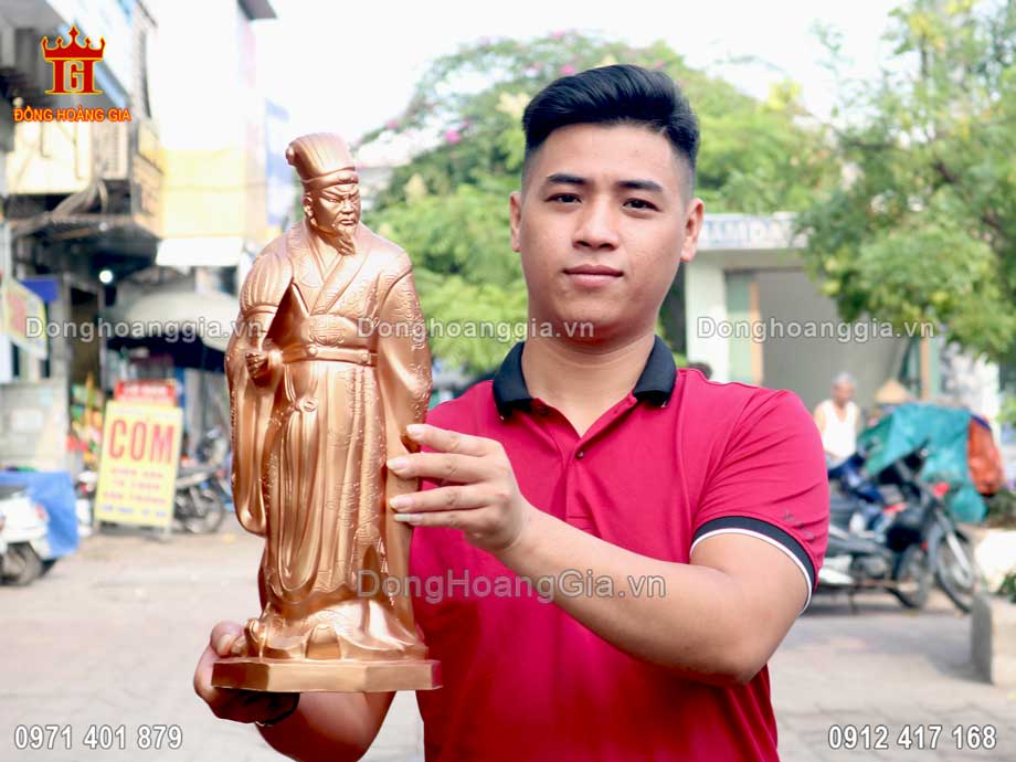 Khổng Minh là một nhà chính trị gia, một nhà quân sự tài tỉnh của Trung Quốc